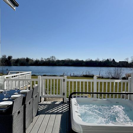 Medway Hot Tub Lodge South Cerney Exterior foto