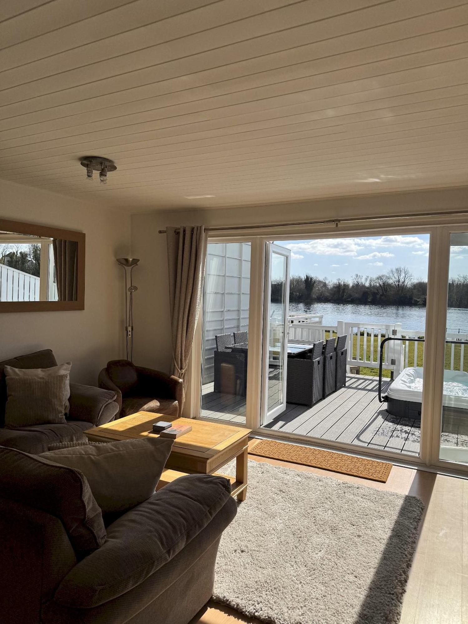 Medway Hot Tub Lodge South Cerney Exterior foto